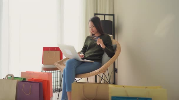 Filmaufnahmen Der Schönen Asiatischen Frau Beim Shopping Hause — Stockvideo