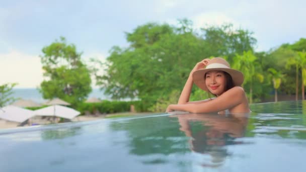 Metraje Hermosa Mujer Asiática Relajándose Piscina Hotel — Vídeos de Stock