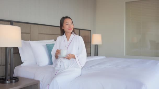 美丽的亚洲女人在床上喝茶的镜头 — 图库视频影像