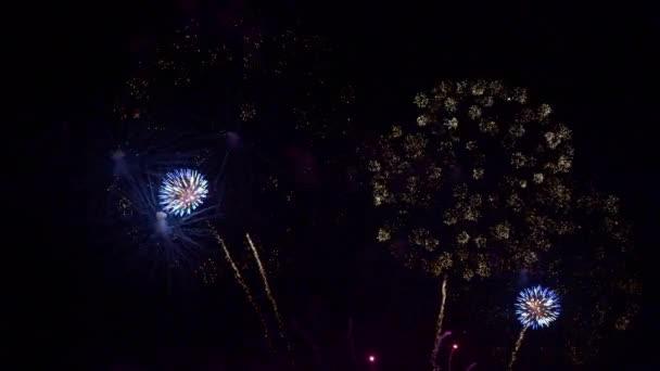 Imagens Perto Fogos Artifício Explodindo Céu Noturno — Vídeo de Stock