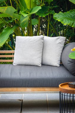 Kanepe sandalyede rahat yastık