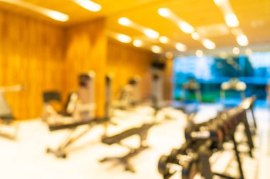 Beden eğitimi odasının içi spor malzemeleriyle dolu.