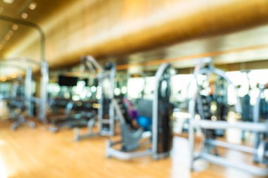 Spor salonu iç odasında soyut bulanıklık fitness ekipmanları