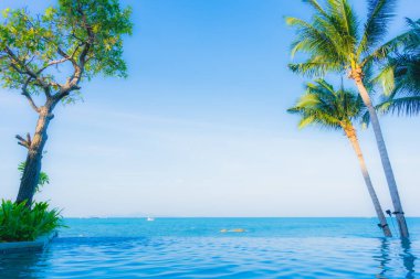 Oteldeki yüzme havuzunun güzel manzarası.