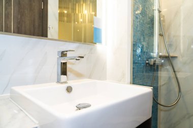 Musluk suyu ve lavabo dekorasyonu.