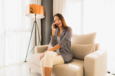 Konuşan cep telefonu kullanan güzel Asyalı genç kadınların portresi 