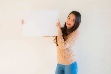 Güzel Asyalı genç kadınların portresi boş beyaz kağıt yaban domuzu gösteriyor.