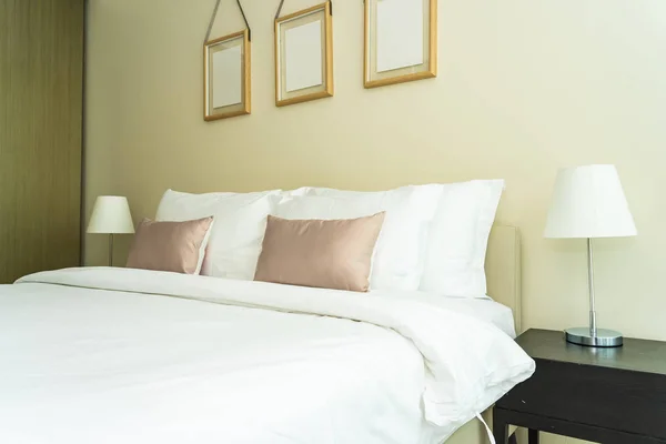 Bílý pohodlný polštář na lůžku dekorace interiéru — Stock fotografie