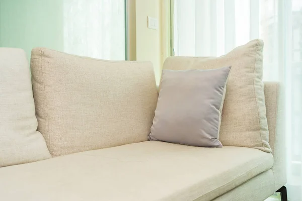 Cómoda almohada en la decoración del sofá con luz interior de la lámpara — Foto de Stock