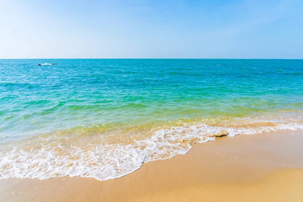 Hermoso al aire libre con playa tropical mar océano para vacaciones vaca — Foto de Stock