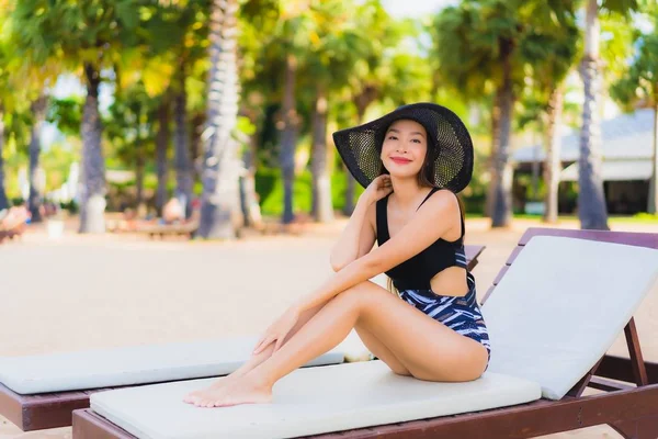 Retrato bonito jovem asiático mulheres relaxar sorriso feliz ao redor se — Fotografia de Stock