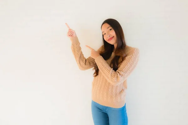 Portret mooi jong aziatische vrouwen glimlachen gelukkig in veel actie — Stockfoto