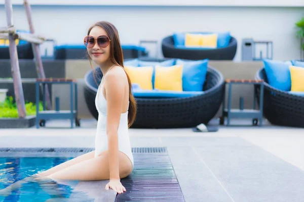 Retrato hermosa joven asiático mujeres feliz sonrisa relajarse alrededor ou — Foto de Stock