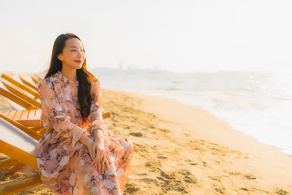 Retrato bonito jovem asiático mulheres feliz sorriso ao redor ao ar livre — Fotografia de Stock