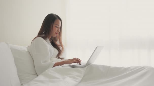 Imagens Mulher Asiática Trabalhando Com Laptop Casa — Vídeo de Stock