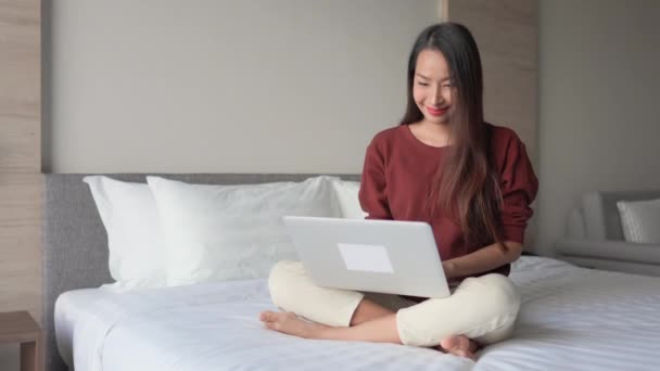 Imagens Mulher Asiática Trabalhando Com Laptop Casa — Vídeo de Stock