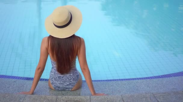 Filmaufnahmen Von Schönen Asiatischen Frau Entspannen Pool Hotel — Stockvideo