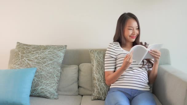 Felvétel Gyönyörű Ázsiai Olvasás Könyv Otthon — Stock videók
