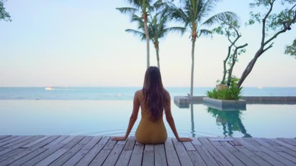 Metraje Hermosa Mujer Asiática Relajándose Piscina Hotel — Vídeo de stock