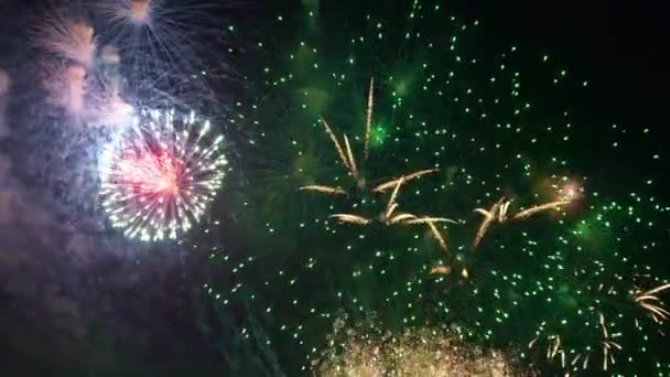 Imágenes Cerca Fuegos Artificiales Que Explotan Cielo Nocturno — Vídeos de Stock