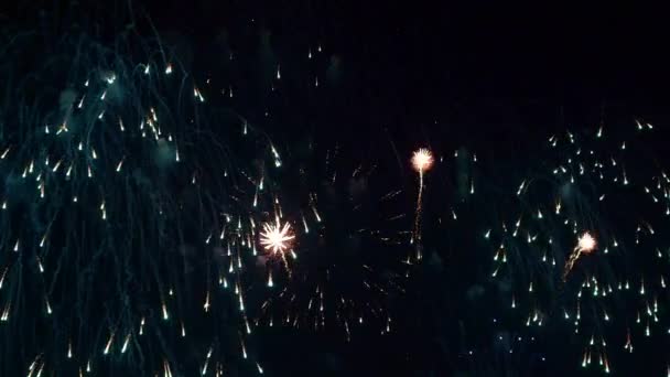 Imágenes Cerca Fuegos Artificiales Que Explotan Cielo Nocturno — Vídeo de stock