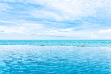 Se ile otel beldesinde güzel açık sonsuzluk yüzme havuzu