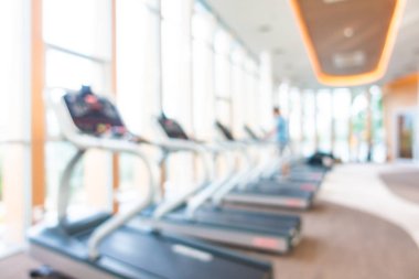 Beden eğitimi odasının içi spor malzemeleriyle dolu.