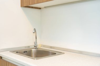 Mutfağın içindeki musluk ve lavabo dekorasyonu.