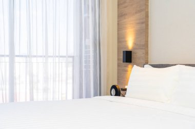 Yatak dekorasyonunda beyaz rahat yastık.