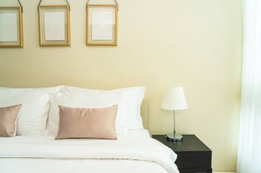 Yatak dekorasyonunda beyaz rahat yastık.