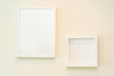 Duvarın iç dekorasyonunda boş fotoğraf çerçevesi