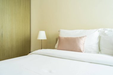 Yatak dekorasyonunda beyaz rahat yastık.