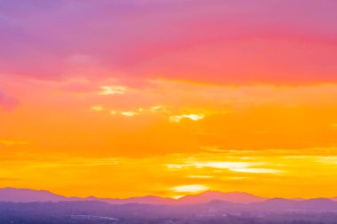 Güneşin doğuşuyla ya da dağda günbatımıyla güzel bir manzara