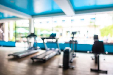 Beden eğitimi odasının içi spor malzemeleriyle dolu.
