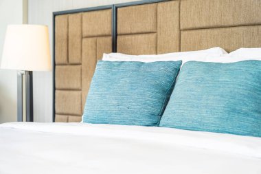 Yatak dekorasyonunda beyaz rahat yastık.