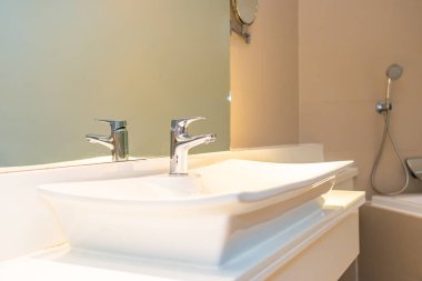 Su yüzeyi ve beyaz lavabo iç dekorasyonu