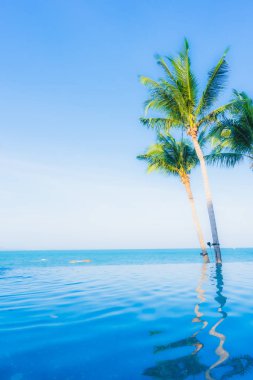 Oteldeki yüzme havuzunun güzel manzarası.