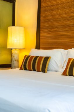 Yatak dekorasyonunda beyaz rahat yastık.