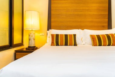 Yatak dekorasyonunda beyaz rahat yastık.