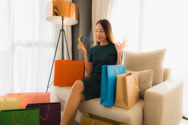 Bilgisayar dizüstü bilgisayar kullanan güzel Asyalı kadınların portresi.