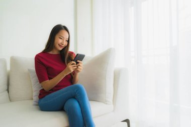 Cep telefonu kullanan güzel Asyalı genç kadınların portresi