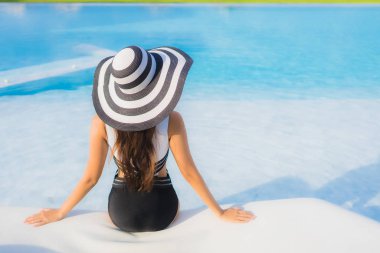 Güzel Asyalı genç kadınların portresi. Gülümseyin. Rahatlayın.