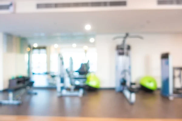 Resumen difuminación interior de la sala de gimnasio con equipo de fitness —  Fotos de Stock
