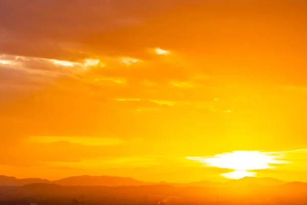 Bellissimo paesaggio con alba o tramonto sulla montagna — Foto Stock