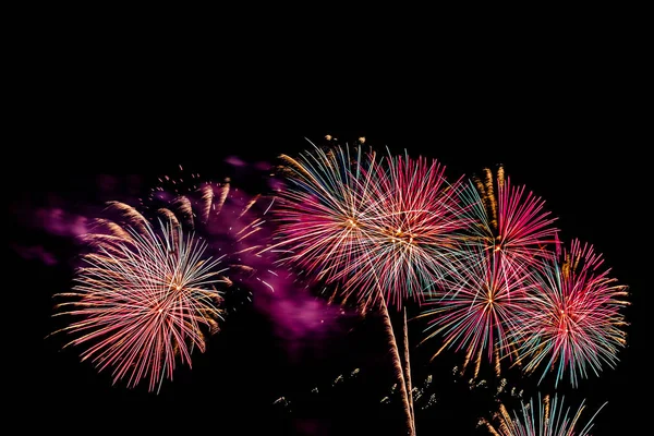 Schönes buntes Feuerwerk in der Nacht zum Feiern — Stockfoto