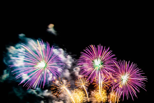 Прекрасний барвистий феєрверк вночі для святкування — стокове фото