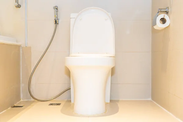 Branco vaso sanitário assento decoração interior — Fotografia de Stock