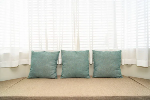 Travesseiro no sofá decoração na sala de estar — Fotografia de Stock