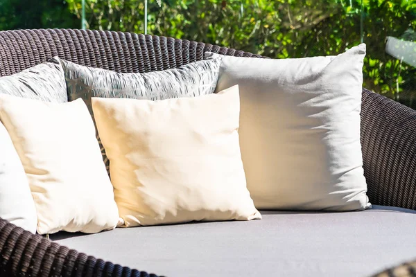 Cómoda almohada en la decoración de la silla del sofá al aire libre — Foto de Stock