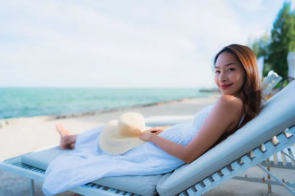 초상화 아름 다운 아시아 여자 주위에 해변 바다 바다 와 행복 — 스톡 사진